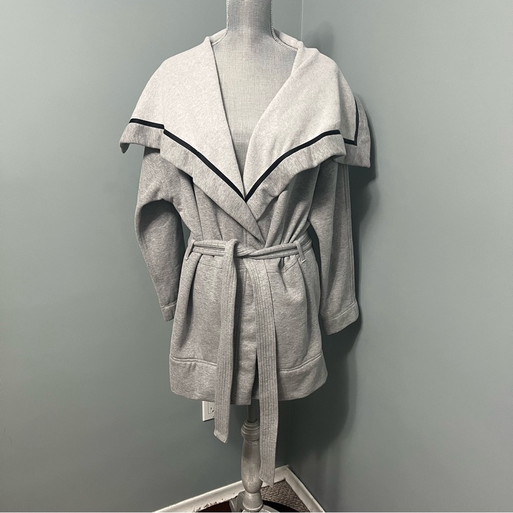 LULULEMON savasana wrap jacket with belt Womens size medium yoga activeware